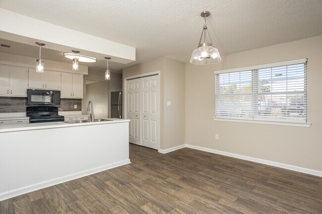 West Towne Cottages in Valdosta, GA - Building Photo - Interior Photo