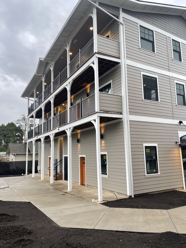 533 4th Ave SW, Unit 201 in Albany, OR - Building Photo - Building Photo