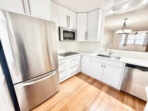 901 NE 14th Ave, Unit 104 in Hallandale Beach, FL - Building Photo - Building Photo