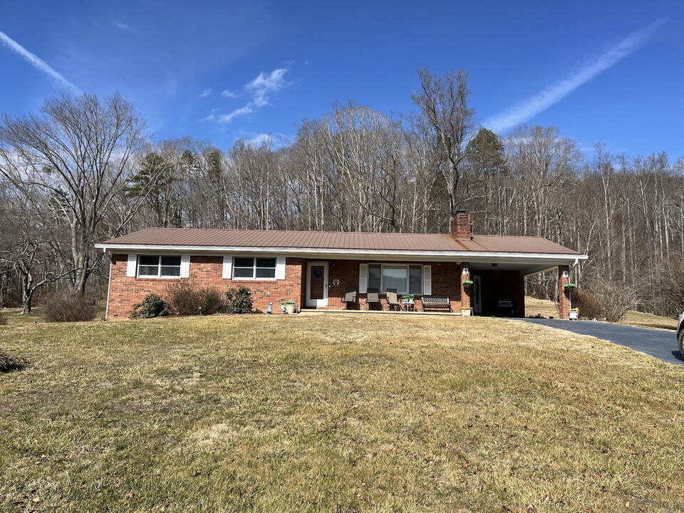 395 Terry's Gap Loop Rd in Fletcher, NC - Building Photo