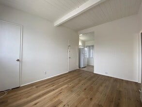 11877 Grevillea Avenue, in Hawthorne, CA - Foto de edificio - Interior Photo