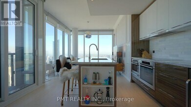 488 University Ave in Toronto, ON - Building Photo - Building Photo