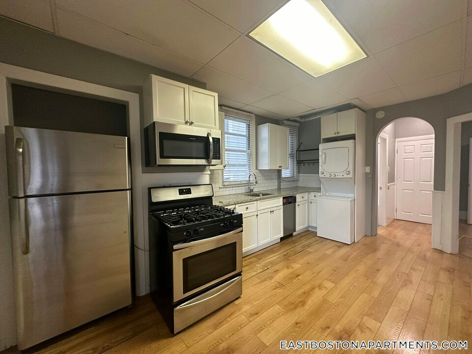 346 Chelsea St in Boston, MA - Foto de edificio
