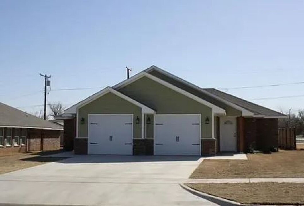 2422 SW A Ave in Lawton, OK - Building Photo