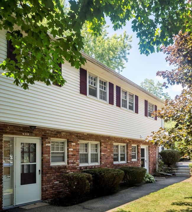 Holly House in Litchfield, CT - Foto de edificio - Building Photo