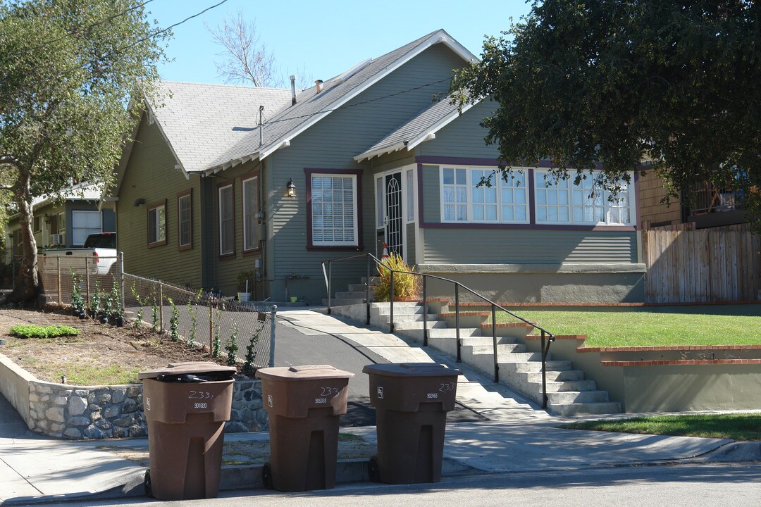 2327 Florencita Ave in Montrose, CA - Foto de edificio