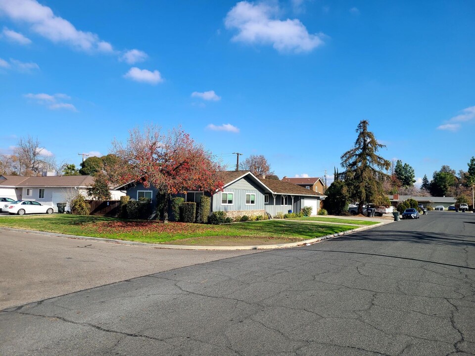 164 E Beech Ave in Visalia, CA - Building Photo