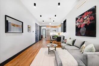 7 St Pauls Ave in Jersey City, NJ - Building Photo - Building Photo