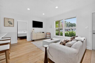 637 41st Ave NE in St. Petersburg, FL - Building Photo - Building Photo