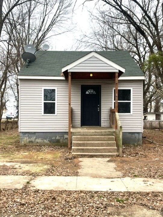 406 S 3rd St in Elsberry, MO - Building Photo