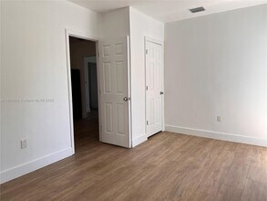 2335 NW 43rd St in Miami, FL - Building Photo - Building Photo