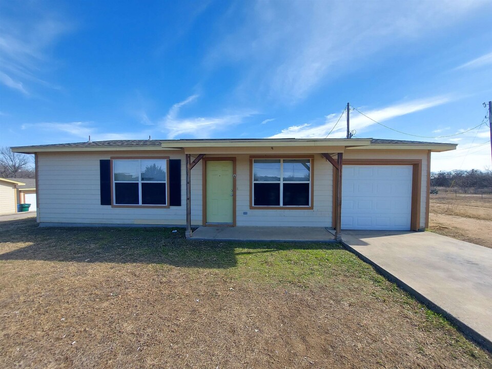 219 S Ave South in Meadowlakes, TX - Building Photo