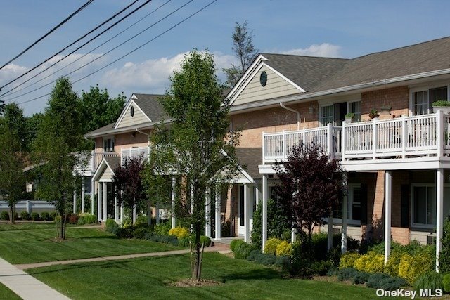 74 Irving Ave-Unit -I74 in Deer Park, NY - Building Photo