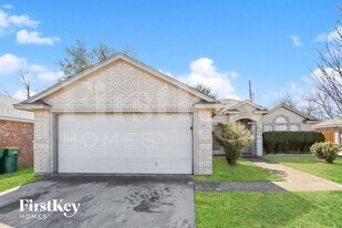 671 Honeysuckle Ln in Cedar Hill, TX - Building Photo