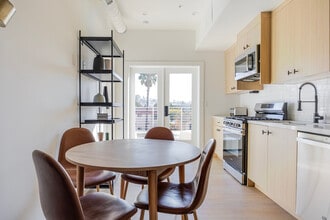 611 N Virgil Ave in Los Angeles, CA - Foto de edificio - Building Photo