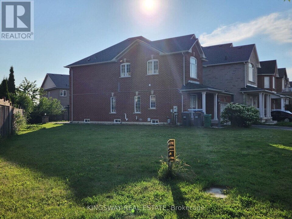 65 Pefferlaw Cir in Brampton, ON - Building Photo
