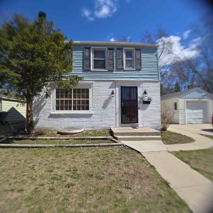 4966 N 74th St in Milwaukee, WI - Foto de edificio