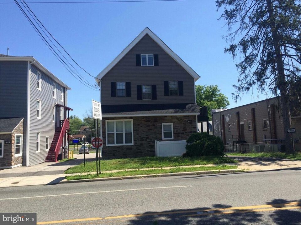 108 W Evesham Rd in Magnolia, NJ - Building Photo