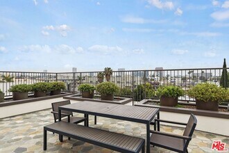 106 S Kings Rd in Los Angeles, CA - Building Photo - Building Photo