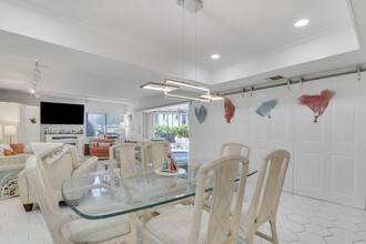 1618 12 Oaks Way in North Palm Beach, FL - Foto de edificio - Building Photo
