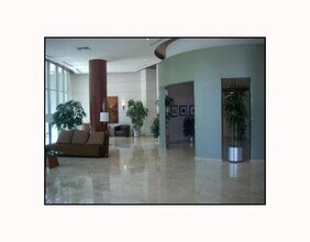 2475 Brickell Ave, Unit 709 in Miami, FL - Foto de edificio - Building Photo