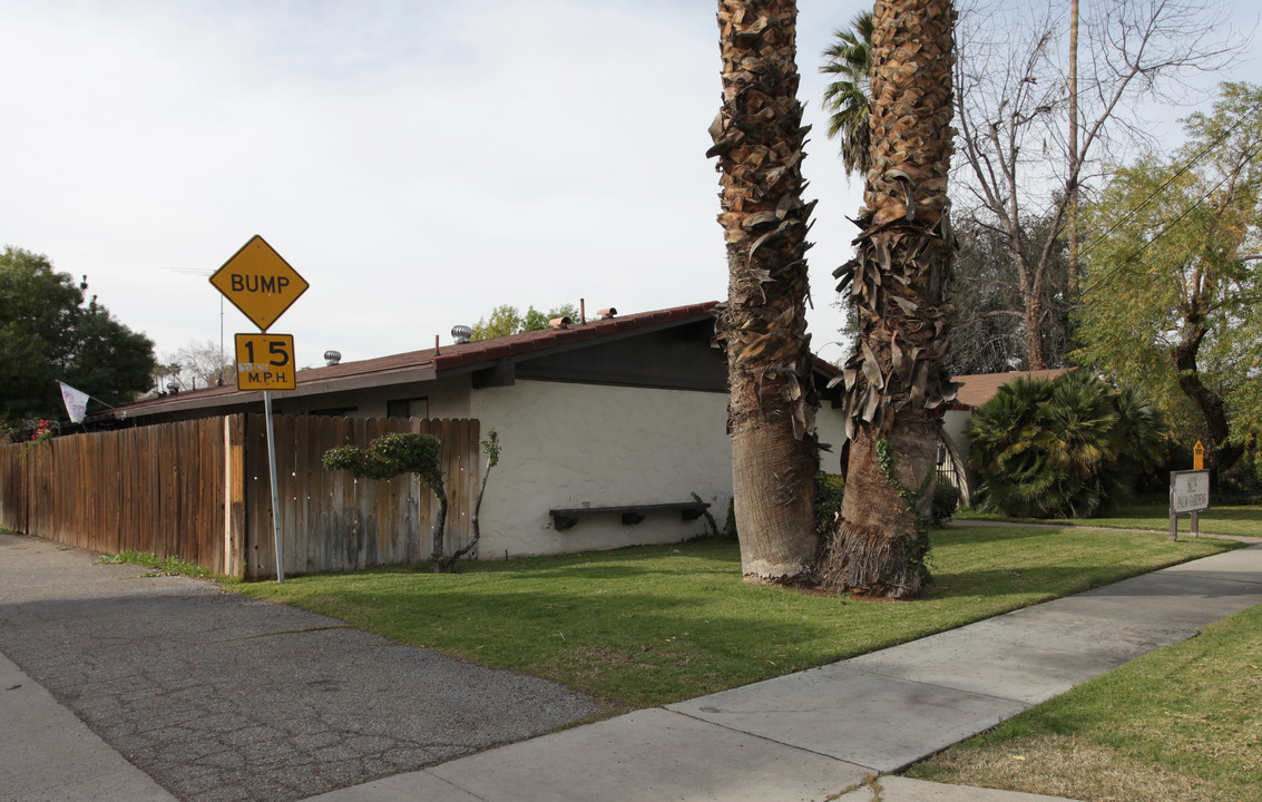 Palm Gardens in Riverside, CA - Foto de edificio