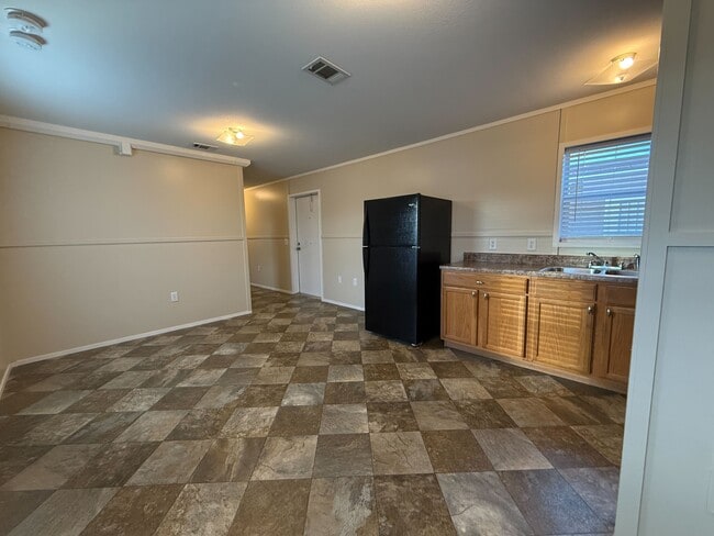 709 N Collins Fwy in Howe, TX - Foto de edificio - Building Photo