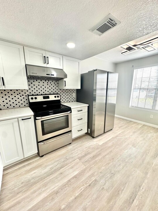 16565 Brigadoon Dr in Tampa, FL - Building Photo