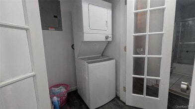 104 Carlls Path in North Babylon, NY - Building Photo - Building Photo