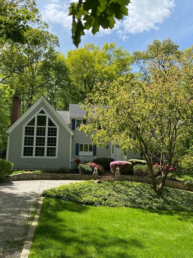 91 Raymond St in Darien, CT - Building Photo - Building Photo