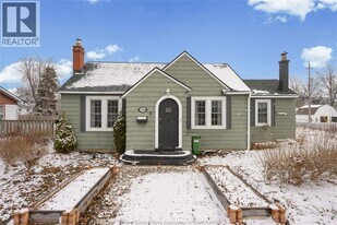 3396 Woodward Blvd in Windsor, ON - Building Photo