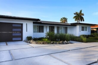2537 SE 10th Ct in Pompano Beach, FL - Foto de edificio - Building Photo