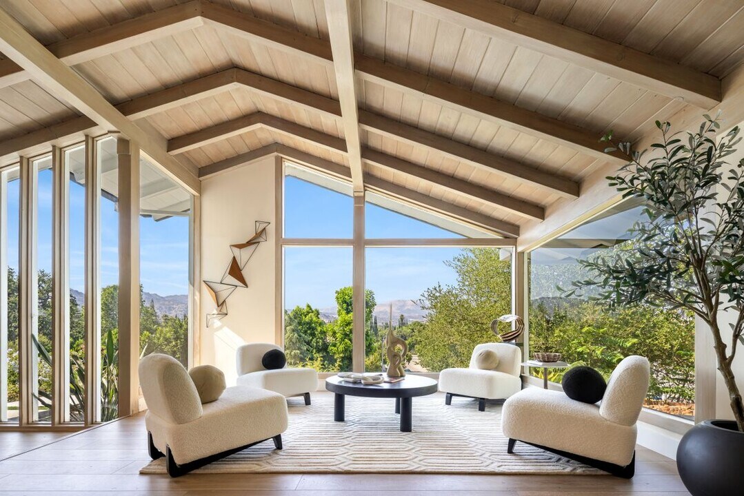 9425 Gierson Ave in Los Angeles, CA - Foto de edificio