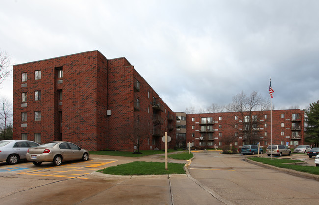 Lawrence Saltis Plaza in Stow, OH - Foto de edificio - Building Photo