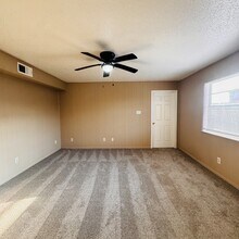 101 1st Ave in Nederland, TX - Foto de edificio - Building Photo