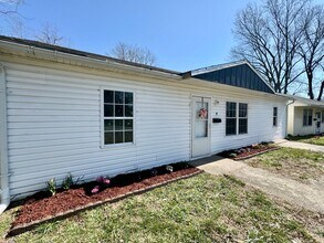 8 Louise Ln in Sauget, IL - Building Photo - Building Photo