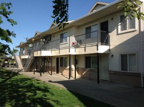 Casa Villa Apartments in Yuba City, CA - Building Photo - Building Photo