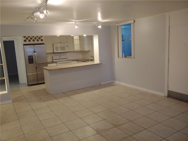 1801 S Treasure Dr, Unit 121 in North Bay Village, FL - Building Photo - Building Photo