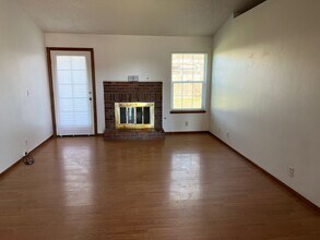 2252 Teakwood Way in Hanford, CA - Building Photo - Building Photo