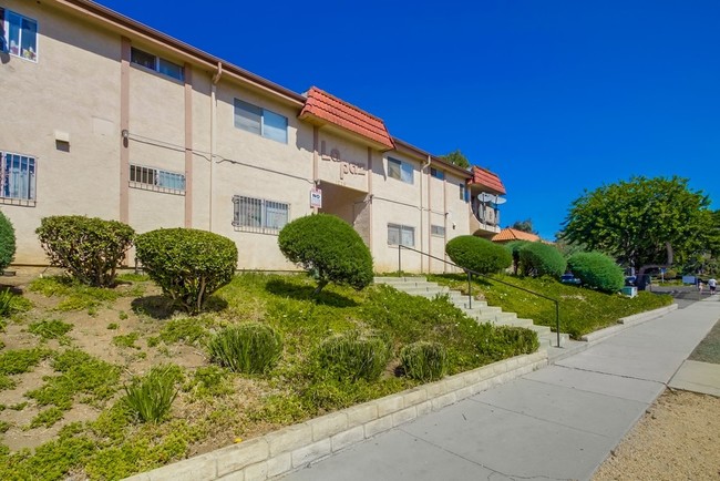 La Paz Apartments in Vista, CA - Building Photo - Building Photo