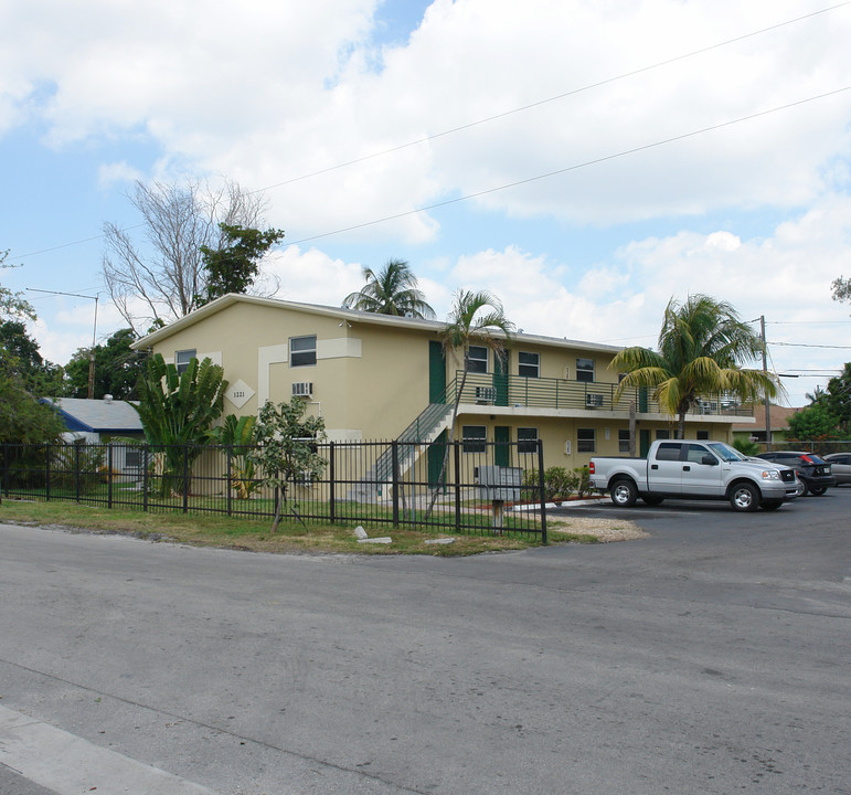 1215-1221 NW 1st St in Fort Lauderdale, FL - Building Photo