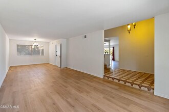 217 Smoke Tree Ave in Oak Park, CA - Building Photo - Building Photo