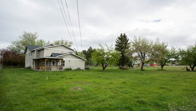 Duplex in Hamilton, MT - Building Photo - Building Photo