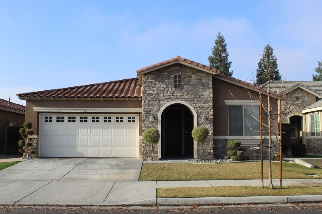 231 Bloomfield Dr in Bakersfield, CA - Building Photo