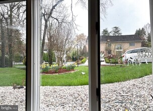 10229 Holly Hill Pl in Potomac, MD - Foto de edificio - Building Photo