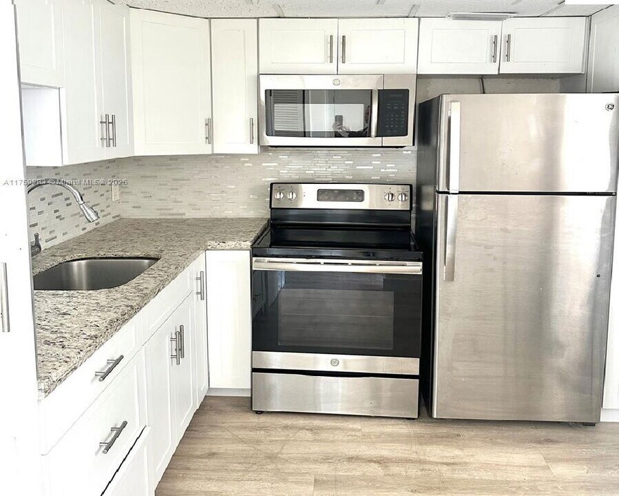 2810 NE 201st Terrace in Miami, FL - Building Photo