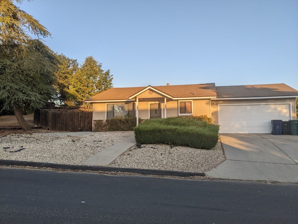 2339 Blue Heron Ln in Paso Robles, CA - Building Photo