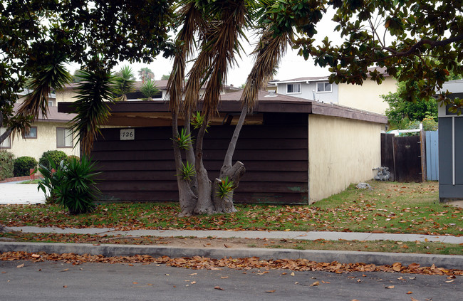 726 Indiana Ct in El Segundo, CA - Foto de edificio - Building Photo