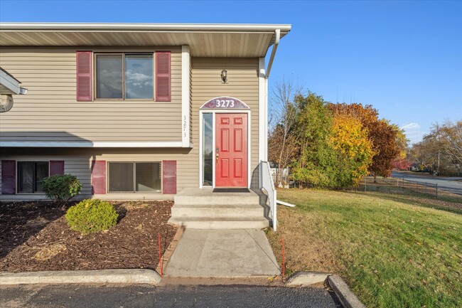 3273 Dodd Ln in Eagan, MN - Foto de edificio - Building Photo