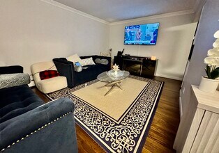 80 Hickory Rd in Port Washington, NY - Foto de edificio - Building Photo